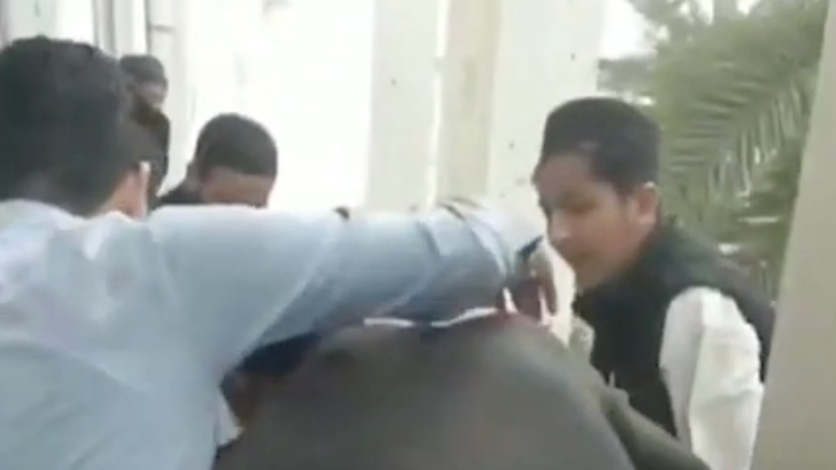 Pakistan’da cuma namazı kılanlara canlı bomba saldırısı: 4 ölü
