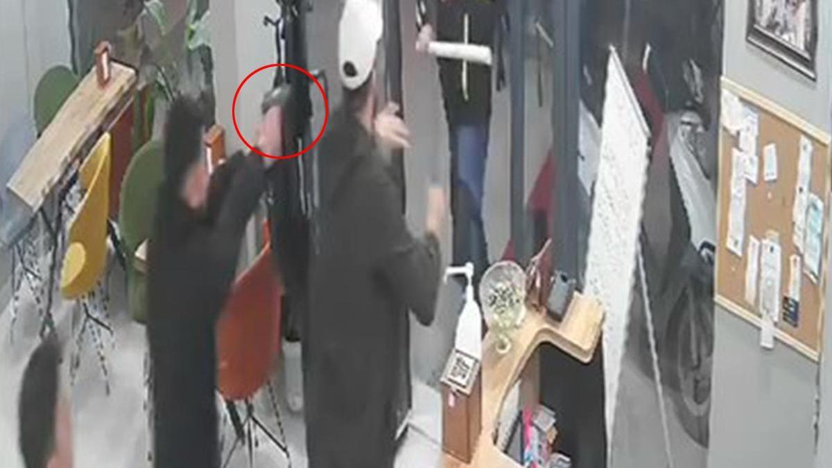 Tartıştıklarını iş yerini silahla bastılar… Kaçarken trafiğe takılınca esnaftan dayak yediler