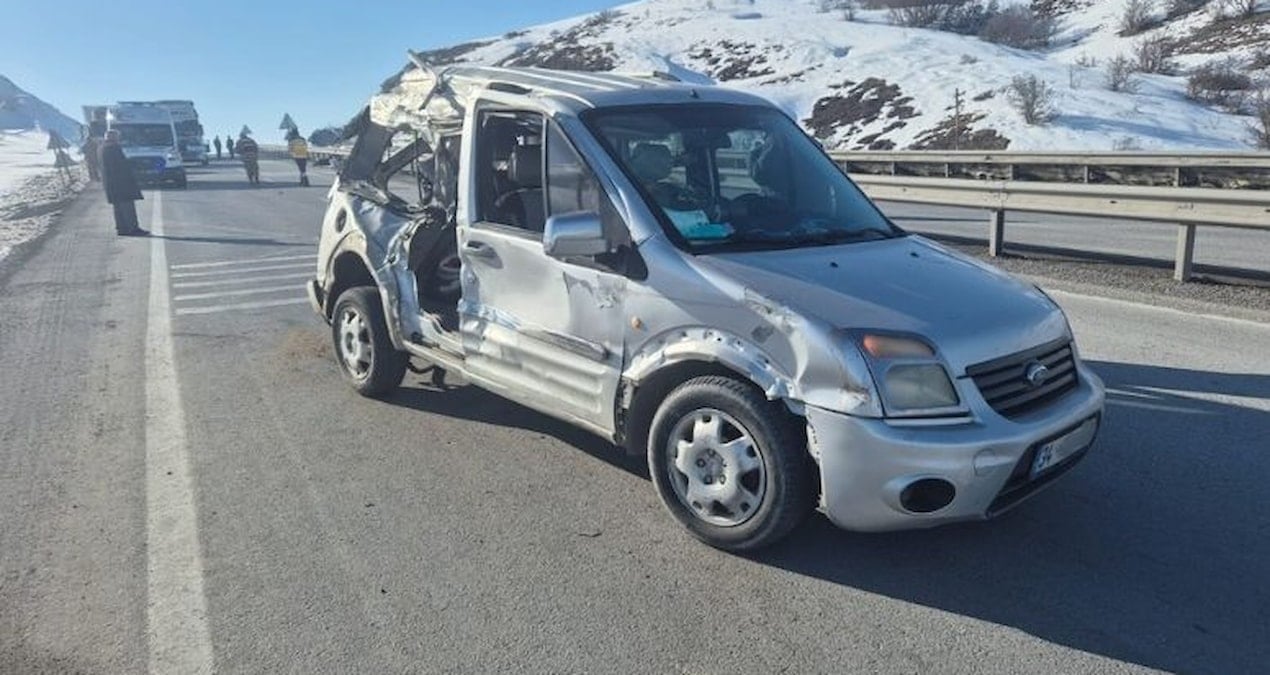 Erzurum’da feci kaza! Kamyona çarpan araçtan yola fırlayan kadın öldü