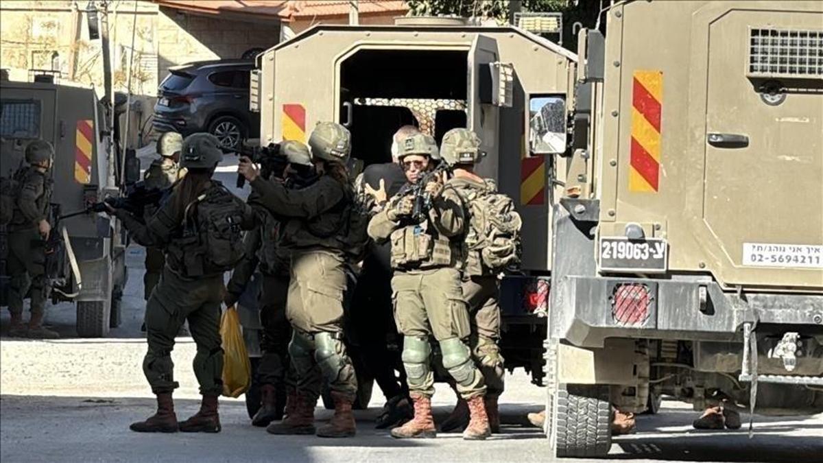İsrail, işgal altındaki Batı Şeria’da 5 Filistinliyi gözaltına aldı