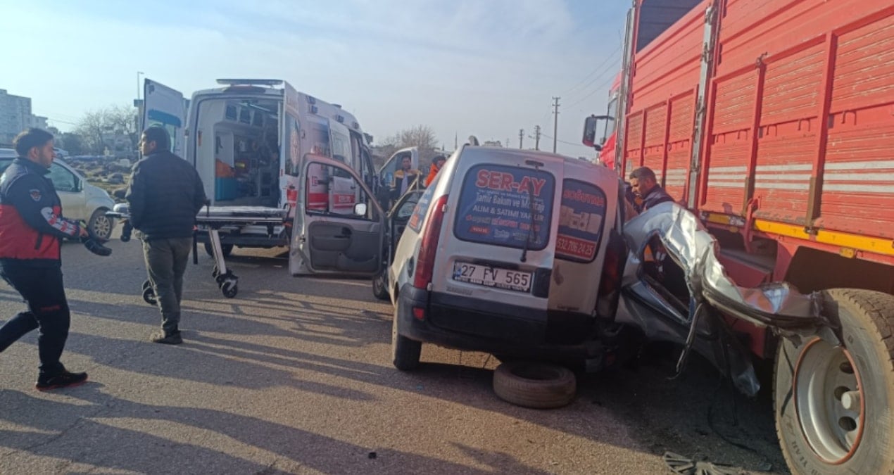Şanlıurfa’da kaza: Park halindeki kamyona çarpan araçtaki 5 kişi yaralandı